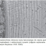 Rys. 3. Powierzchnia robocza noża tarczowego do cięcia gumy po półrocznej eksploatacji z widocznymi rysami (zdjęcie wykonane mikroskopem cyfrowym Keyence VHX 1000)