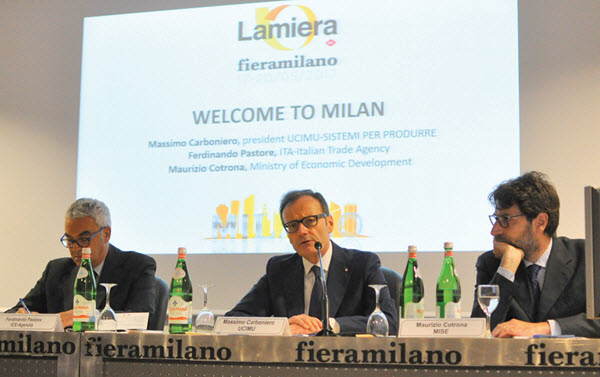 Massimo Carboniero (w środku) przedstawił pozycję sektora maszyn do obróbki plastycznej we Włoszech