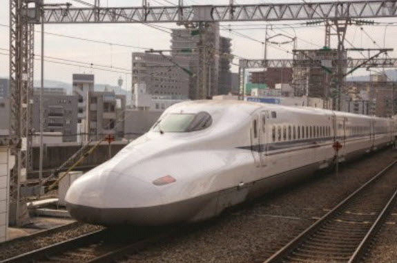Pociągi Shinkansen serii N700 wprowadzone do ruchu w 2007 r. oferują prędkość eksploatacyjną do 300 km/h (Fot: iStock.com/winhorse)