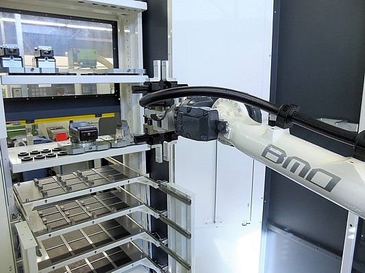 Centrum obróbkowe HURCO załadowywane i wyładowywane przy użyciu robota załadowczego BMO Automation.