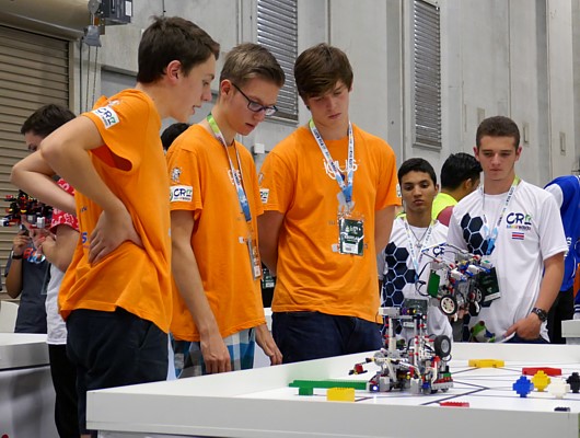 Drużyna Robo TV uczestniczyła w tegorocznej Międzynarodowej Olimpiadzie Robotów z robotem, który w pełni został skonstruowany i zaprogramowany przez samych uczniów.