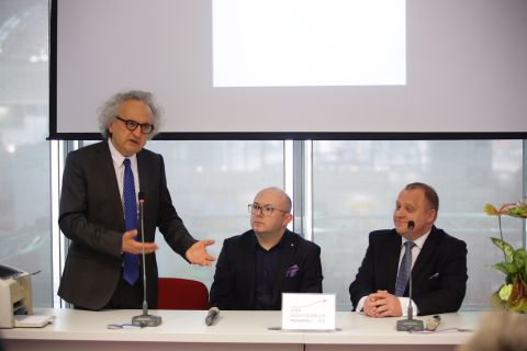 Na zdjęciu od lewej: Andrzej Mochoń, prezes zarządu Targów Kielce, Wiktor Krasa, prodziekan Wydziału Ekonomii WSEPiNM oraz Janusz Wójcik, prezes SIT