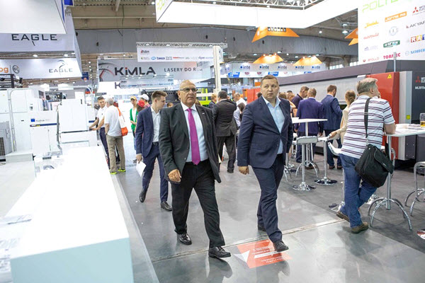 Minister Tadeusz Kościński zwiedził ekspozycję targową, zapoznał się z profilem wystawców oraz najnowszymi technologiami i rozwiązaniami powiązanymi z ideą Przemysłu 4.0.