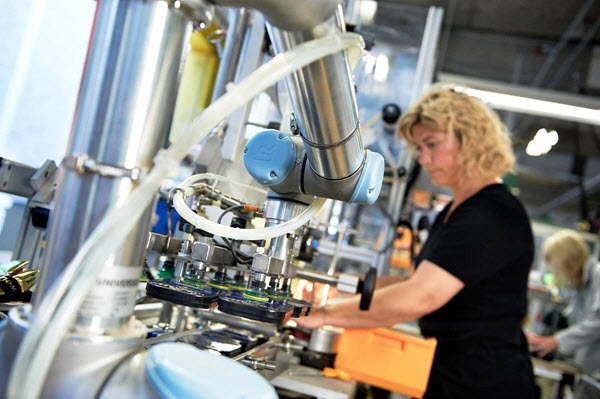Cobot firmy Universal Robots pracujący w fabryce Scandinavian Tobacco Group