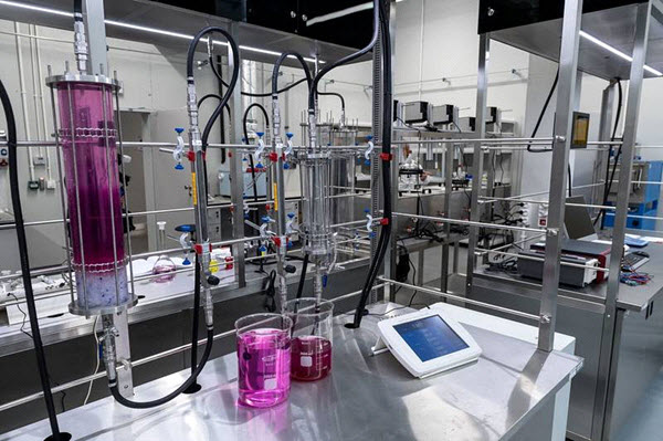 Dwanaście specjalistycznych laboratoriów wyposażonych w nowoczesny sprzęt znajduje się w nowym centrum badawczym GEO-3EM. Wartość inwestycji to 102,6 mln zł