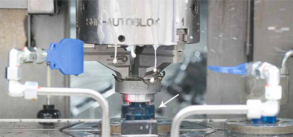 Uchwyt do obrabiarki CNC (oznaczony białą strzałką) wydrukowany z żywicy fotopolimerowej Tough