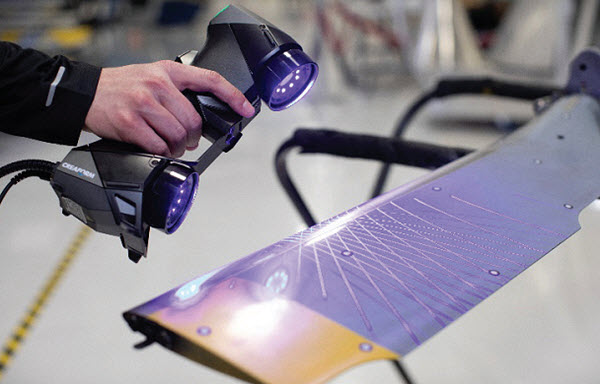 Ręczny skaner laserowy firmy Creaform 3D HandySCAN wyko­rzystujący światło niebieskie