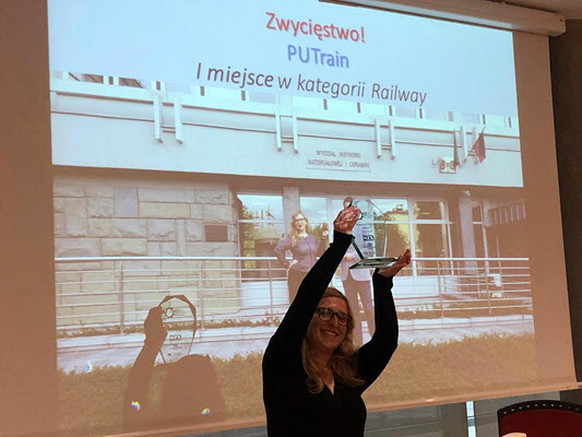 Alicja Dec odbiera nagrodę w specjalnej kategorii Railway, którą przyznano lokomotywie PUTrain skonstruowanej przez studentów z Politechniki Poznańskiej