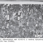 Rys. 6. Mikrostruktura stali X210Cr12 z warstwą hybrydową typu CrC+CrN. Traw. 2%HNO3