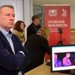 Na pierwszym planie prof. Mariusz Kaczmarek z Katedry Inżynierii Biomedycznej na Wydziale Elektroniki, Telekomunikacji i Informatyki Politechniki Gdańskiej, który od wielu lat zajmuje się badaniem metod termografii w diagnostyce medycznej i koordynował instalację stanowiska w gdańskim szpitalu. Fot. Krzysztof Krzempek/Politechnika Gdańska
