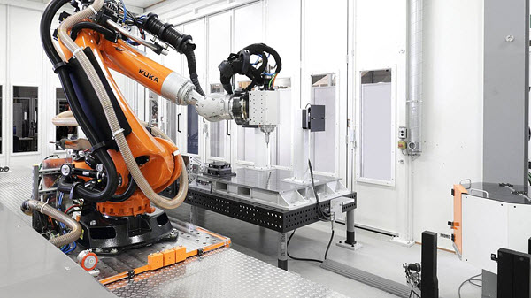 Robot z serii KR QUANTEC w trakcie procesu frezowania