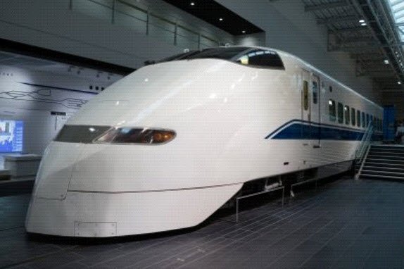 Pociągi Shinkansen serii 300, które pojawiły się po raz pierwszy w 1992 r, osiągały rekordową prędkość eksploatacyjną 270 km/h (Fot. Sakuragirin | Dreamstime)