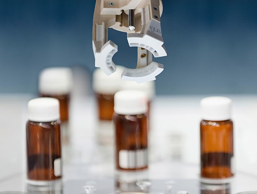 Chwytaki wykonane w technologii 3D z trybologicznego tworzywa sztucznego iglidur I150 pozwalają zaoszczędzić do 85 procent kosztów oraz do 70 procent czasu potrzebnego na przezbrojenie w przemyśle pakującym